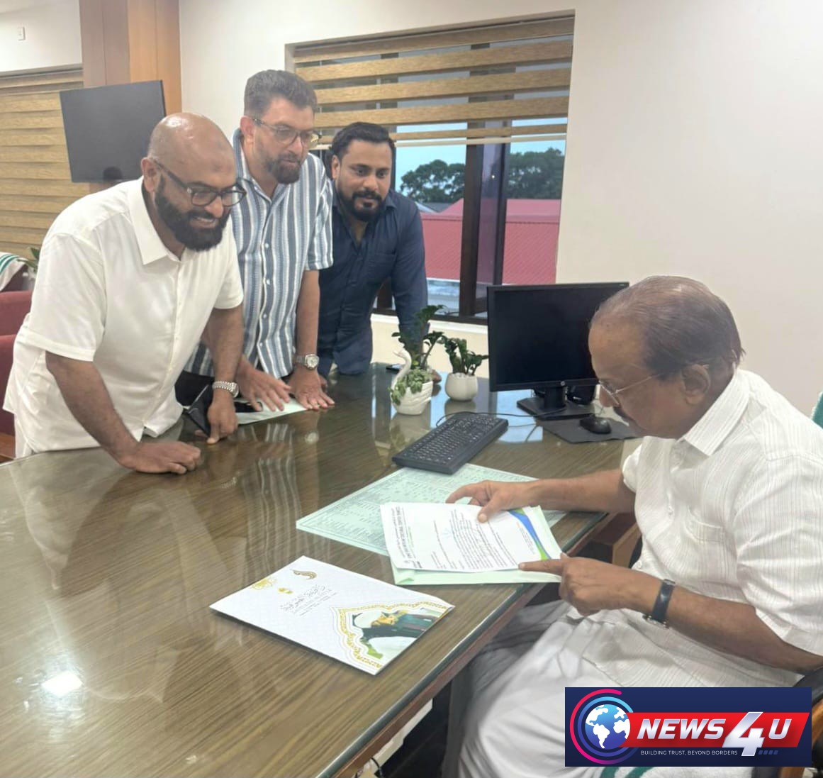 കെഎംസിസി പ്രതിനിധി സംഘം വ്യവസായ മന്ത്രി പി.കെ കുഞ്ഞാലിക്കുട്ടിയെ കാണുന്നു
