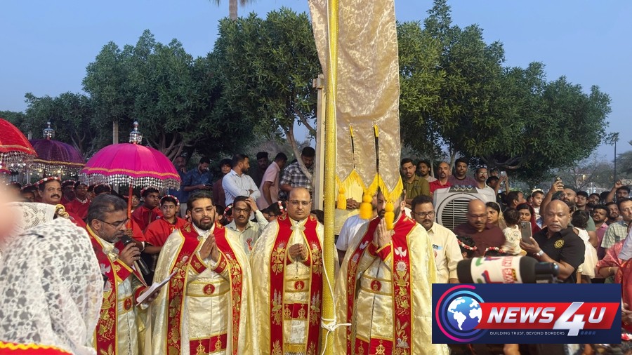 കൊടിയേറ്റം കര്‍മ്മം നിര്‍വഹിക്കുന്നു
