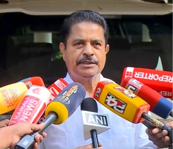 മുഖ്യമന്ത്രി വി.ഡി. സതീശനെതിരായ വിമർശനത്തിൽ പിന്നോട്ടില്ല; നിലപാട് കടുപ്പിച്ച് അടൂർ പ്രകാശ്